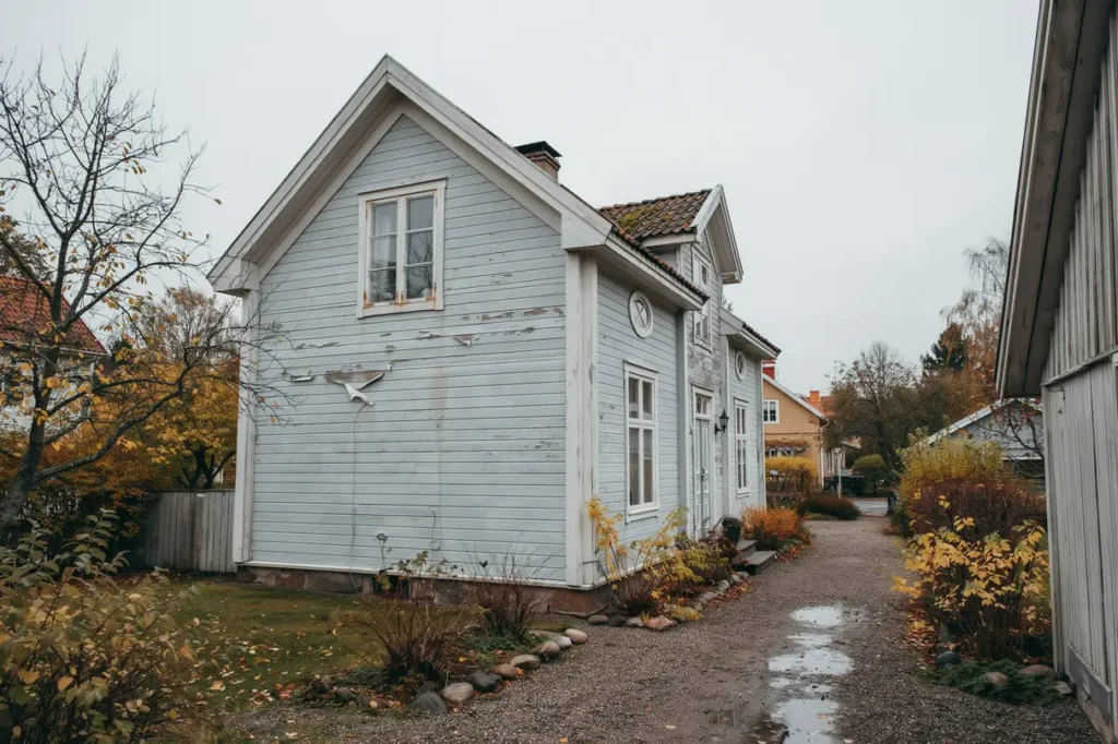 tecken p att huset beh ver fasadrenovering s uppt cker du skador i tid